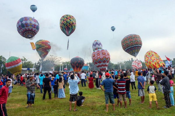 Sejumlah warga melepaskan balon udara sela Java Balloon Festival di Pekalongan, Jateng, 21 Juni 2018. (Foto: Antara Foto/Harviyan Perdana Putra)