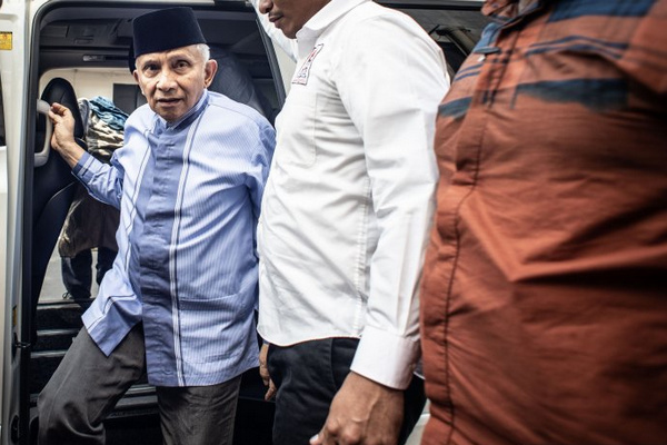 Ketua Dewan Kehormatan PAN, Amien Rais (kiri), bersiap menjalani pemeriksaan sebagai saksi untuk tersangka kasus dugaan makar, Eggi Sudjana, di Ditreskrimum Polda Metro Jaya, Jakarta, Jumat (24/5). (Foto: Antara Foto/Aprillio Akbar)