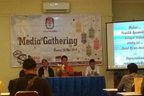 Komisi Pemilihan Umum Kabupaten Kudus menyampaikan tentang tiga caleg yang menggugat ke MK, dalam acara Media Gathering di Hotel Poroliman, Kudus, Jawa Tengah, Jumat (24/5/2019). (Foto: Antara Foto).