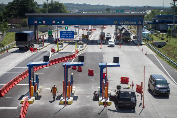 Pekerja menyelesaikan pemasangan gardu transaksi otomatis (GTO) di depan pintu Tol Colomadu, Kabupaten Karanganyar, Jateng, Rabu (22/5). (Foto: Antara Foto/Mohammad Ayudha)
