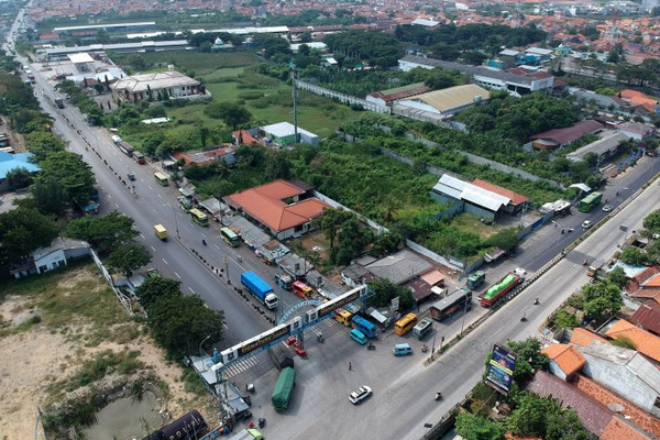Foto udara rencana jalur pengalihan arus mudik jalur pantura di Kota Tegal, Jateng, Minggu (26/5). (Foto: Antara Foto/Oky Lukmansyah)