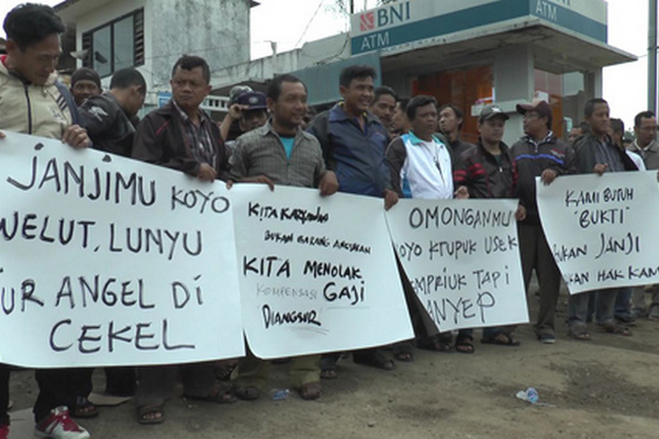 Aksi ratusan karyawan PT Tossa Shakti yang dirumahkan di depan gerbang pabrik di Kabupaten Kendal, Jateng. (Foto: Metro Jateng/Edi Prayitno)