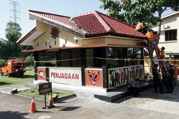 Tim Inafis Polres Banyumas melakukan olah tempat kejadian perkara (TKP) pos penjagaan yang ditembak orang tak dikenal (OTK), di Mako Brimob Purwokerto, Kabupaten Banyumas, Jateng, Sabtu (25/5). (Foto: Antara Foto/Idhad Zakaria)