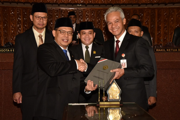 Gubernur Jateng, Ganjar Pranowo (kanan), bersalaman dengan Anggota II BPK, Agus Joko Pramono, sela Rapat Paripurna Penyerahan LHP di gedung DPRD Jateng, Kota Semarang, Jateng, Senin (27/5). (Foto: Pemprov Jateng)