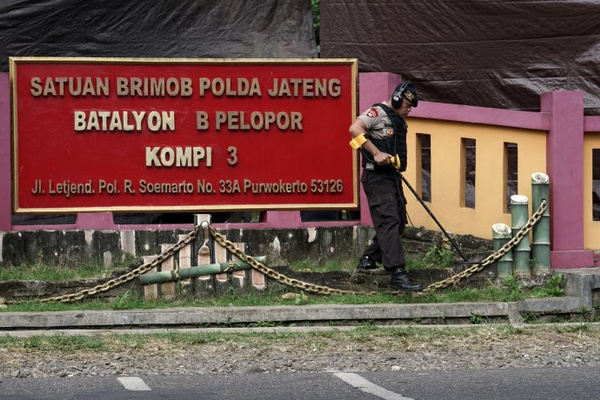 Tim Labfor Mabes Polri Cabang Semarang melakukan olah TKP yang ditembak orang tidak dikenal di Mako Brimob Purwokerto, Kabupaten Banyumas, Jateng, Sabtu (25/5). (Foto: Antara Foto/Idhad Zakaria)
