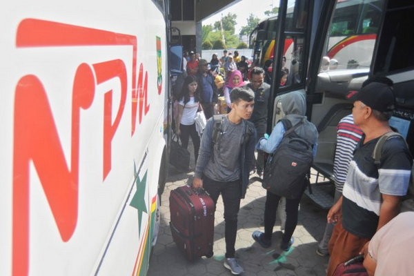 Sejumlah calon penumpang menaiki bus jurusan Medan di Pul PT NPM, Kota Padang, Sumbar, pada H-8 Lebaran atau Selasa (28/5). (Foto: Antara Foto/Iggoy el Fitra)