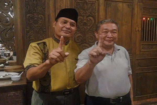 Sukaryono (kiri) foto bersama Direktur PT BRTK, Budi Setiawan. (Foto: R2B Rembang/Musa)