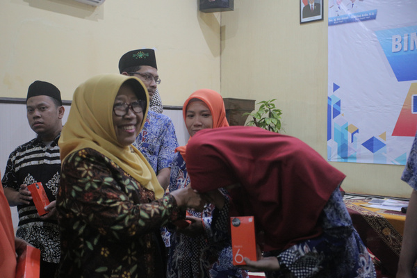 Bupati Tegal, Umi Azizah (kiri), sela acara buka bersama pendamping Program Keluarga Harapan (PKH) di Aula Dinas Sosial (Dinsos) Kabupaten Tegal, Jateng, Sabtu (25/5). (Foto: Pemkab Tegal)