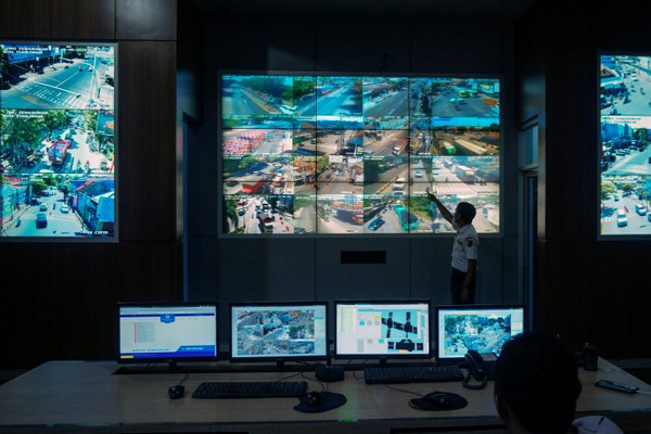 Petugas memantau layar video yang menampilkan arus lalu lintas di Ruang Pengendalian ATCS, Pekalongan, Jateng, Selasa (28/5). (Foto: Antara Foto/Harviyan Perdana Putra)