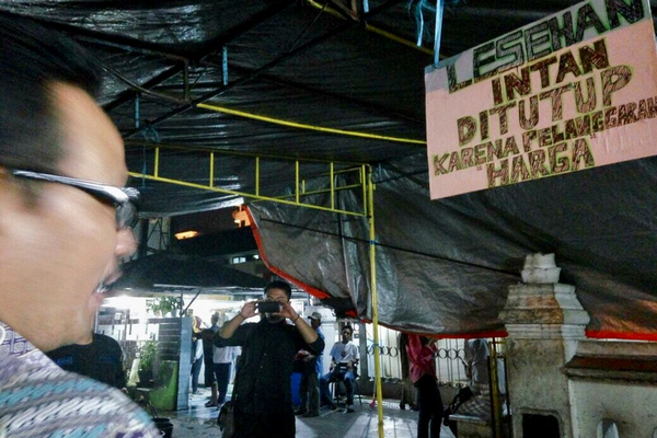 Pengumuman penutupan Lesehan Intan di kawasan Malioboro, Kota Yogyakarta, DIY, karena terbukti semena-mena menaikkan harga. (Foto: ist)