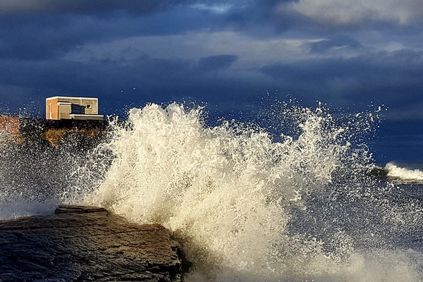 Ilustrasi gelombang tinggi. (Foto: flickr/davekpcv)