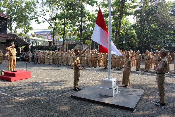 PNS di lingkup Diskominfo Jateng menggelar Upacara Hari Kelahiran Pancasila ke-73 di halaman kantor, Kota Semarang, Jateng, 1 Juni 2018. (Foto: Pemprov Jateng)