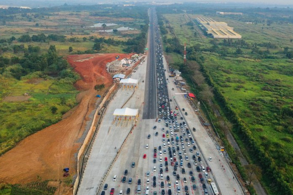 Sejumlah kendaraan pemudik mengantre memasuki Gerbang Tol Cikampek Utama, Kabupaten Karawang, Jabar, Sabtu (1/6). (Foto: Antara Foto/Rivan Awal Lingga)