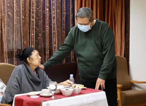 SBY saat menemani Ani Yudhoyono di National University Hospital, Singapura/Foto: Instagram aniyudhoyono.