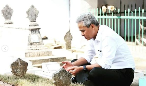 Ganjar saat nyekar kemakam leluhur/Foto: Humas Pemprov Jateng.