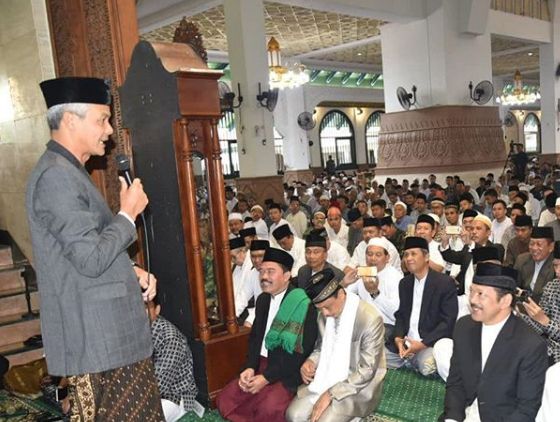 Gubernur Jawa Tengah, Ganjar Pranowo saat salat Idul Adha/Foto: Dok. Humas Jateng.