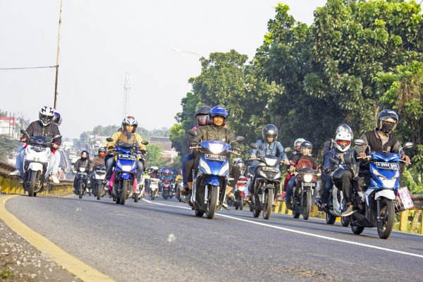 Pemudik sepeda motor melintas di jalur timur Pantura, Kabupaten Karawang, Jabar, Sabtu (1/6). (Foto: Antara Foto/M. Ibnu Chazar)
