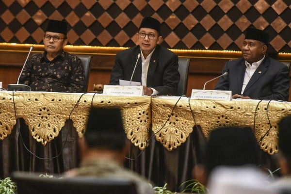 Menteri Agama, Lukman Hakim Saifuddin (tengah), memimpin jalannya Sidang Isbat penentuan 1 Syawal 1440 H di kantor Kemenag, Jakarta, Senin (3/6). (Foto: Antara Foto/Muhammad Adimaja)