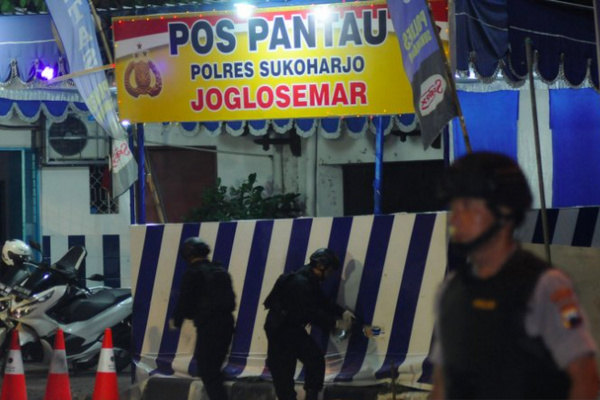 Petugas melakukan olah tempat kejadian perkara ledakan bom bunuh diri di Pospam Kartasura, Kabupaten Sukoharjo, Jateng Senin (3/6) malam. (Foto: Antara Foto/Aloysius Jarot Nugroho)
