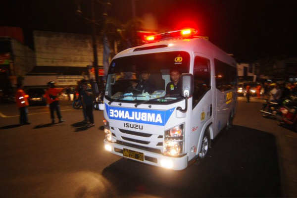 Ambulans polisi tiba di lokasi ledakan bom, Pos Pantau Polres Sukoharjo Joglosemar, Kabupaten Sukoharjo, Jateng, Senin (3/6) malam. (Foto: Antara Foto/Aloysius Jarot Nugroho)