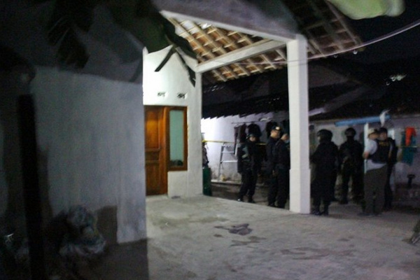 Polisi menjaga kediaman terduga pelaku bom bunuh diri, RA (22), di Kecamatan Kartasura, Kabupaten Sukoharjo, Jateng, Selasa (4/6) dini hari. (Foto: Antara/Bambang Dwi Marwoto)