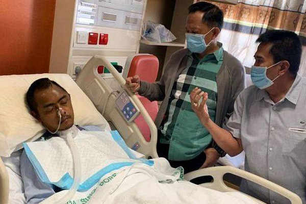 Kapolri Jenderal Tito Karnavian (tengah) saat menjenguk eks Kasatreskim Polres Wonogiri, AKP Aditia Mulya (kiri), di Singapore General Hospital. (Foto: Polri)