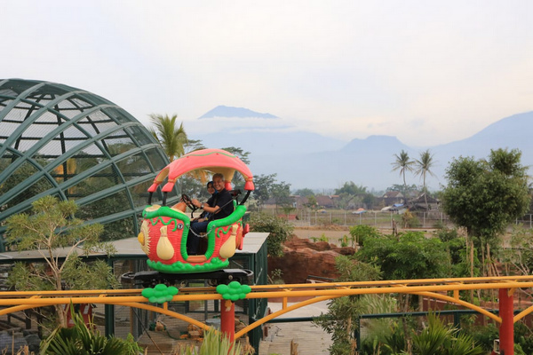 Gubernur Jateng, Ganjar Pranowo, bersama istri mencoba salah satu wahana di Saloka Theme Park, Kabupaten Semarang, Jateng. (Foto: Pemprov Jateng)