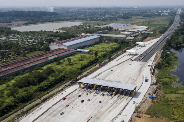 Sejumlah kendaraan dari arah Jakarta antre memasuki Gerbang Tol Cikampek Utama, Kabupaten Karawang, Jabar, Selasa (4/6). (Foto: Antara Foto/Sigid Kurniawan)