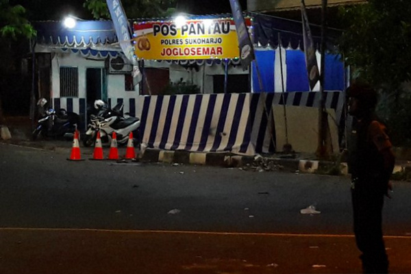 Polisi menjaga tempat kejadian perkara ledakan di Pos Pantau Arus Mudik Joglosemar, Kabupaten Sukoharjo, Jateng Selasa (4/6) dini hari. (Foto: Antara Foto/Aloysius Jarot Nugroho)