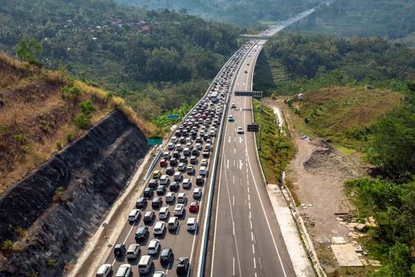 Kendaraan melintasi jalan tol trans Jawa ruas Semarang-Solo Kilometer 437, Pringapus, Kabupaten Semarang, Jateng, Sabtu (8/6). (Foto: Antara Foto/Aji Styawan)