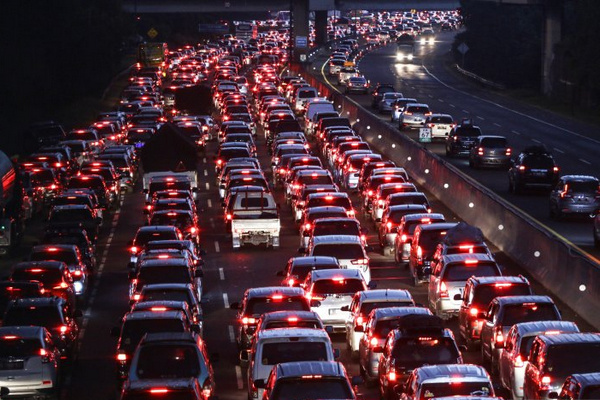 Kendaraan pemudik terjebak macet di tol Cikampek, Jabar, Jumat (7/6). (Foto: Antara Foto/Rivan Awal Lingga)