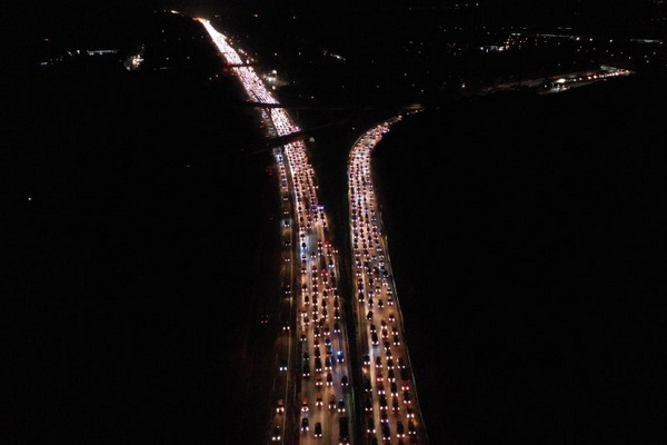 Kendaraan pemudik terjebak macet di simpang susun Cikampek, Jawa Barat, Sabtu (8/6) malam. (Foto: Antara Foto/Rivan Awal Lingga)