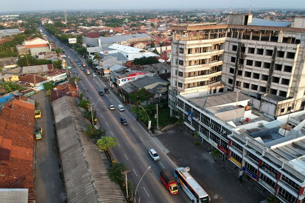 Foto udara jalur pantura Kota Tegal, Jateng, saat arus mudik Lebaran, Minggu (2/6). (Foto: Antara Foto/Oky Lukmansyah)