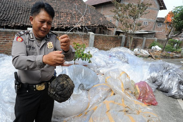 Polisi menunjukkan sumbu dan balon udara hasil razia di Polsek Somoroto, Kabupaten Ponorogo, Jatim, Minggu (9/6). (Foto: Antara Foto/Fikri Yusuf)