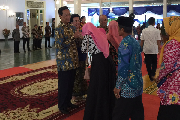 Gubernur DIY, Sri Sultan Hamengku Buwono X (kaca mata), bersama istri dan Wagub KGPAA Paku Alam X bersalaman dengan warga yang mengikuti gelar griya di Bangsal Kepatihan, kompleks Keraton Ngayogyakarta Hadiningrat, Kota Yogyakarta, DIY, Senin (10/6). (Foto: Twitter/@kominfodiy)