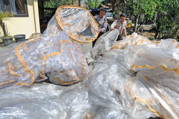Polisi menunjukkan balon udara hasil razia di Polsek Sukorejo, Kabupaten Ponorogo, Jatim, Minggu (9/6). (Foto: Antara Foto/Fikri Yusuf)