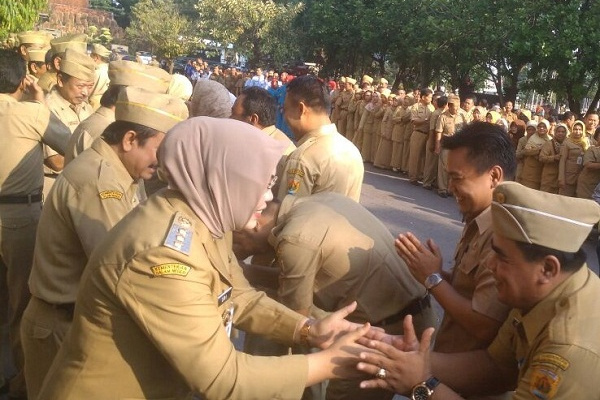 PNS di lingkup Pemkab Grobogan halalbihalal pada hari pertama kerja usai libur Lebaran di halaman Kantor Setda Grobogan, Jateng, 3 Juli 2017. (Foto: Pemkab Grobogan)