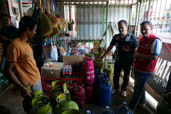 GM Pertamina Jateng-DIY, Iin Febrian (kanan), saat meninjau ketersediaan elpiji di salah satu pangkalan. (Foto: Pertamina)