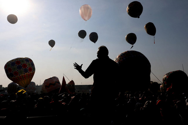 Gubernur Jateng, Ganjar Pranowo (tampak belakang), memberikan sambutan saat Java Ballon Festival di di Stadion Hoegeng, Kota Pekalongan, Jateng, Rabu (12/6). (Foto: Pemprov Jateng)