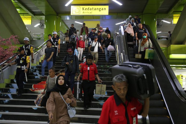 Penumpang KA Taksaka dari Yogyakarta tiba di Stasiun Gambir, Jakarta, Minggu (9/6). (Foto: Antara Foto/Reno Esnir)