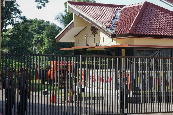 Polisi bersenjata lengkap melakukan penjagaan usai penembakan pos jaga di Mako Brimob Kompi 3 Batalyon B Purwokerto, Kabupaten Banyumas, Jateng, Sabtu (25/5). (Foto: Antara Foto/Idhad Zakaria)