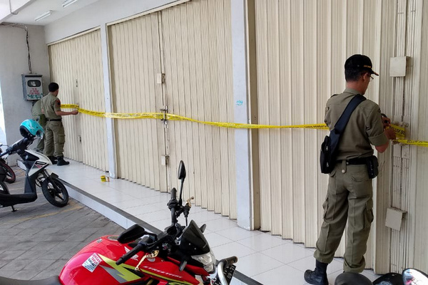 Personel Satpol PP menutup salah satu toko modern yang melanggar izin di Kabupaten Sukoharjo, Jateng. (Foto: Twitter/@satpolsukoharjo)