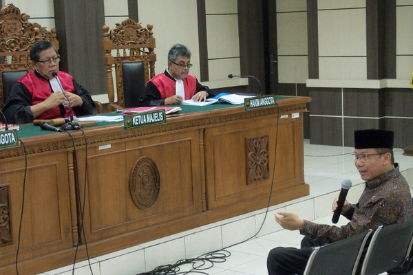 Terdakwa kasus dugaan suap pengurusan DAK Kebumen dan Purbalingga, Taufik Kurniawan (kanan), saat menjalani sidang di Pengadilan Tipikor Semarang, Jateng, Rabu (12/6). (Foto: Antara Foto/R. Rekotomo)