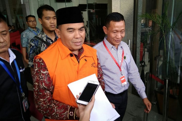 Bupati nonaktif Jepara, Ahmad Marzuqi (rompi oranye), ditahan usai diperiksa di gedung KPK, Jakarta, Senin (13/5). (Foto: Antara/Benardy Ferdiansyah)
