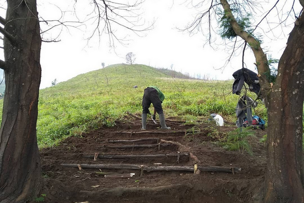 Anggota KOMPPAS menyiapkan jalur pengalihan menuju puncak Gunung Merbabu via Dusun Thekelan, Desa Batur, Kabupaten Semarang, Jateng. (Foto: Instagram/@merbabu_via_thekelan)
