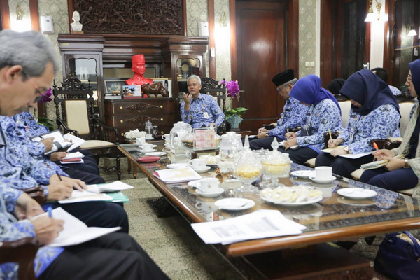 Gubernur Jateng, Ganjar Pranowo (tengah), saat pemaparan Kawasan Holding Zone L5/Kawasan Peruntukan Industri Kendal di Puri Gedeh, Kota Semarang, Jateng, Senin (17/6). (Foto: Pemprov Jateng)