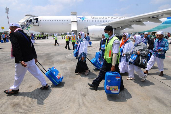 Petugas mendampingi jemaah haji setibanya di Bandara Adi Soemarmo, Kabupaten Boyolali, Jateng, 28 Agustus 2018. (Foto: Antara Foto/Aloysius Jarot Nugroho)