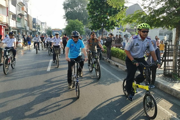 Wakil Wali Kota Yogyakarta, Heroe Poerwadi (tengah), bersama jajarannya memantau langsung pelaksanaan uji coba semipedestrian di kawasan Malioboro, Kota Yogyakarta, DIY, Selasa (18/6), dengan bersepeda. (Foto: Pemkot Yogyakarta)