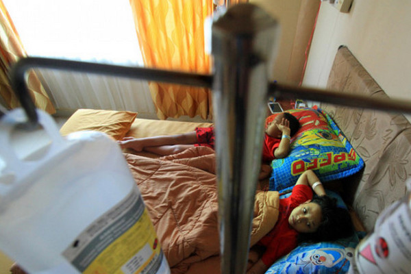 Ilustrasi pasien anak penderita DBD menjalani perawatan intensif di salah satu rumah sakit di Lhokseumawe, Aceh, 19 Januari 2018. (Foto: Antara Foto/Rahmad)