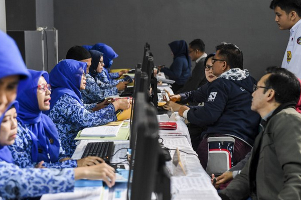 Orang tua dan calon siswa mendaftar PPDB 2019 tingkat SMA/SMK di SMAN 2 Kota Bandung, Jabar, Senin (17/6). (Foto: Antara Foto/M. Agung Rajasa)